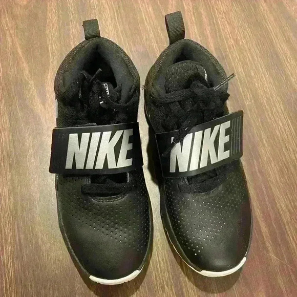 Nike Team Hustle D 8 Youth Size 4.5 Basketball shoes - Picture 5 of 11